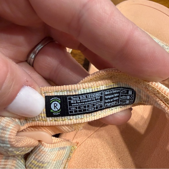 Teva Peach and Beige Sandals girls size 2 - Picture 10 of 10